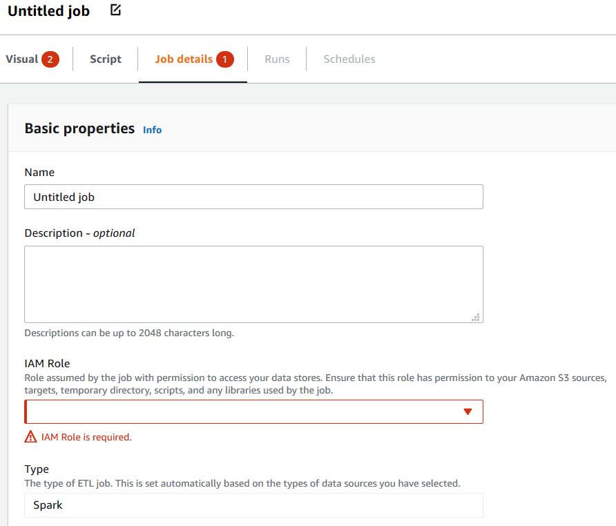Screenshot mit der Registerkarte „Job details (Auftragsdetails)“ im Auftragseditor, die mit dem Hinweis „1“ gekennzeichnet ist. Das Feld „IAM Role (IAM-Rolle)“ ist rot dargestellt und hat eine Meldung darunter, die angibt, dass ein Wert erforderlich ist.