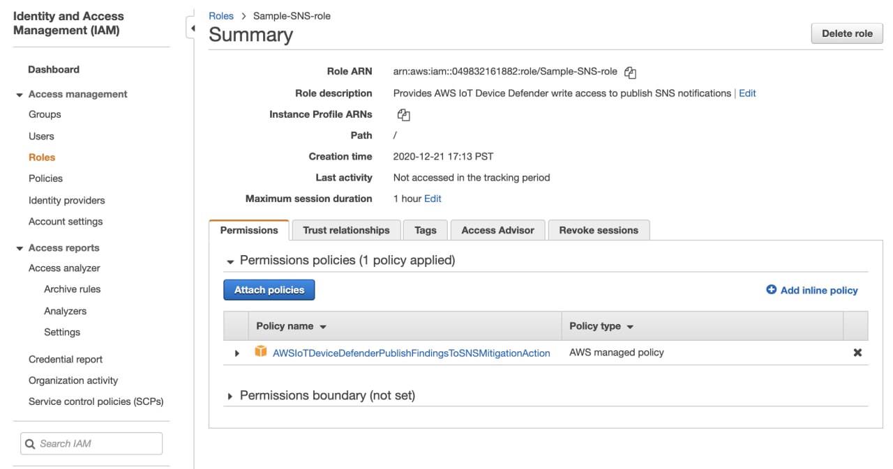 Übersichtsseite für IAM-Rollen mit Beispiel-SNS-Rollendetails wie Rollen-ARN, Beschreibung, Instance–Profil-ARNs, Pfad, Erstellungszeit, maximale Sitzungsdauer und angewendete AWS IoT Device Defender-Option zum Veröffentlichen von Ergebnissen für die SNS-Abhilfemaßnahmenrichtlinie