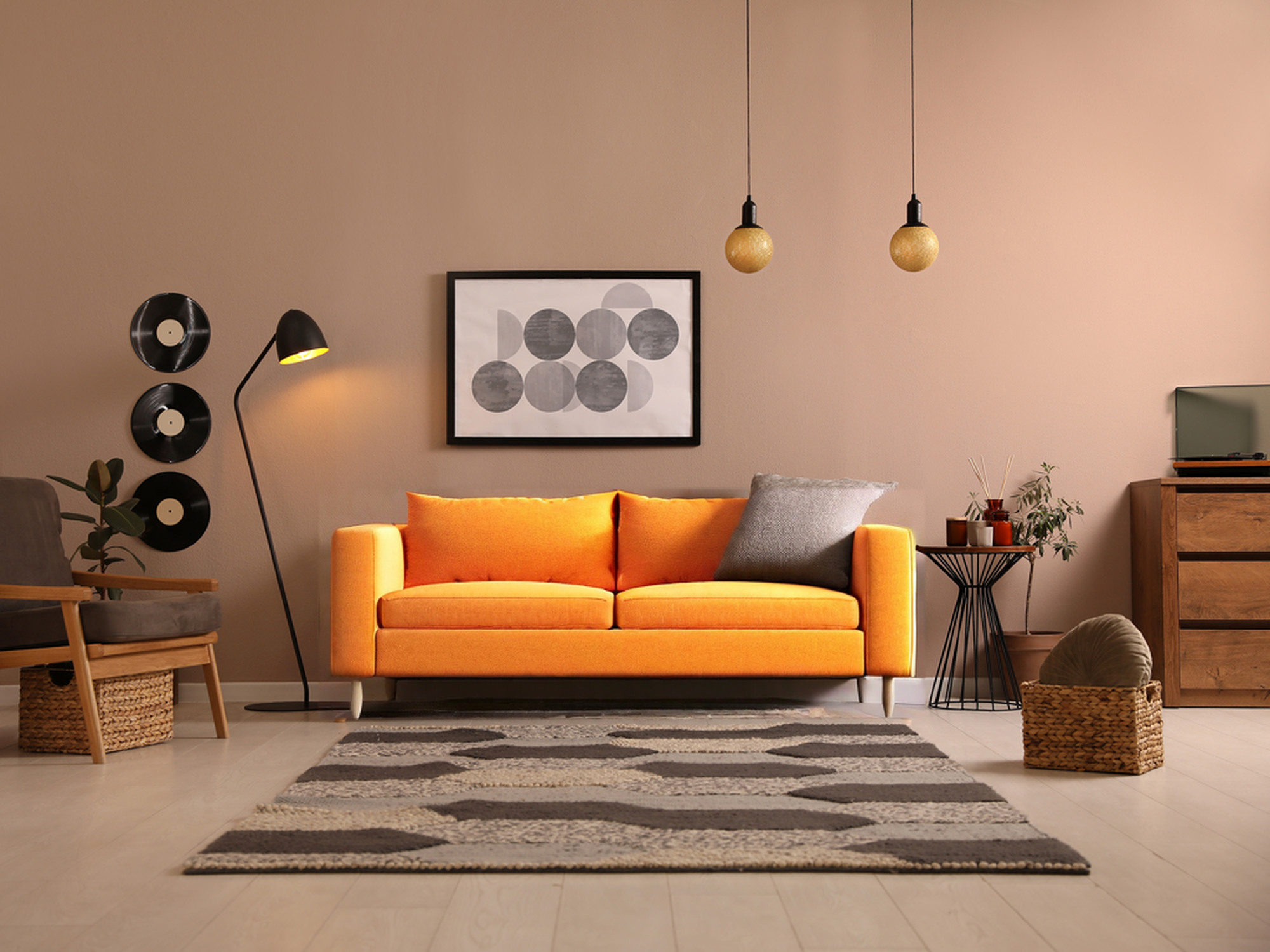 Eine orangefarbene Couch in einem Raum, umgeben von anderen Dekorationen.