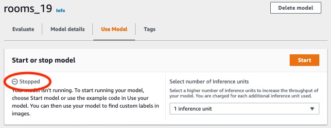 Statusanzeige „Gestoppt“ mit Erläuterung, dass das Modell nicht läuft und mithilfe der Starttaste oder eines Codebeispiels gestartet werden muss.