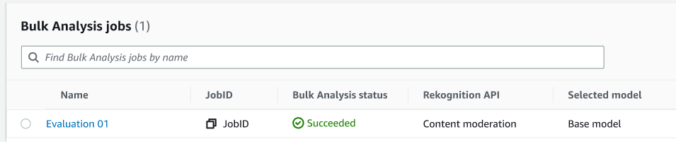 Die Tabelle mit Aufträgen für die Massenanalyse zeigt einen Job mit dem Namen „Evaluation 01" und dem Status „Erfolgreich“, wobei die Content Moderation Recognition API und das Basismodell verwendet wurden.