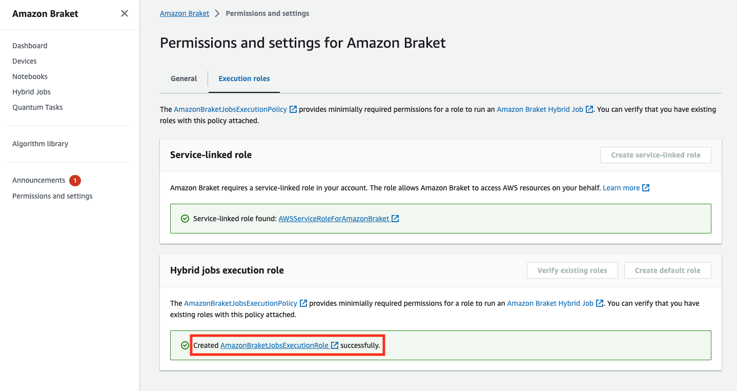 Página de permisos y configuración de Amazon Braket que muestra un rol vinculado a servicios encontrado y un rol de ejecución de trabajos híbridos creado correctamente.