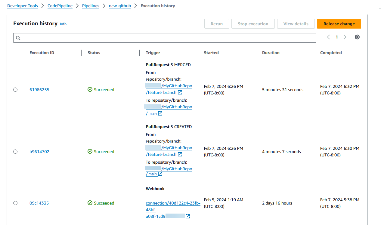 Imagen que muestra el historial de ejecución de canalizaciones con los eventos de estado de las solicitudes de extracción CREATED y MERGED que iniciaron las ejecuciones de canalización