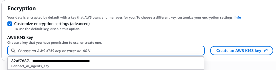Interfaz de configuración de cifrado con la opción de personalizar y seleccionar una clave AWS KMS.
