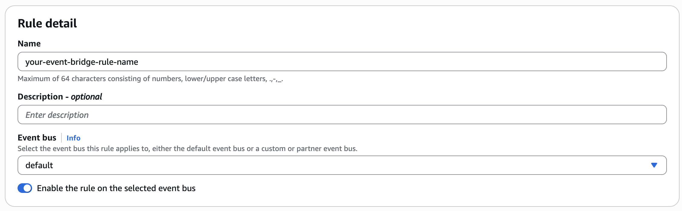 La página de creación de reglas que muestra la selección de bus de eventos por defecto.