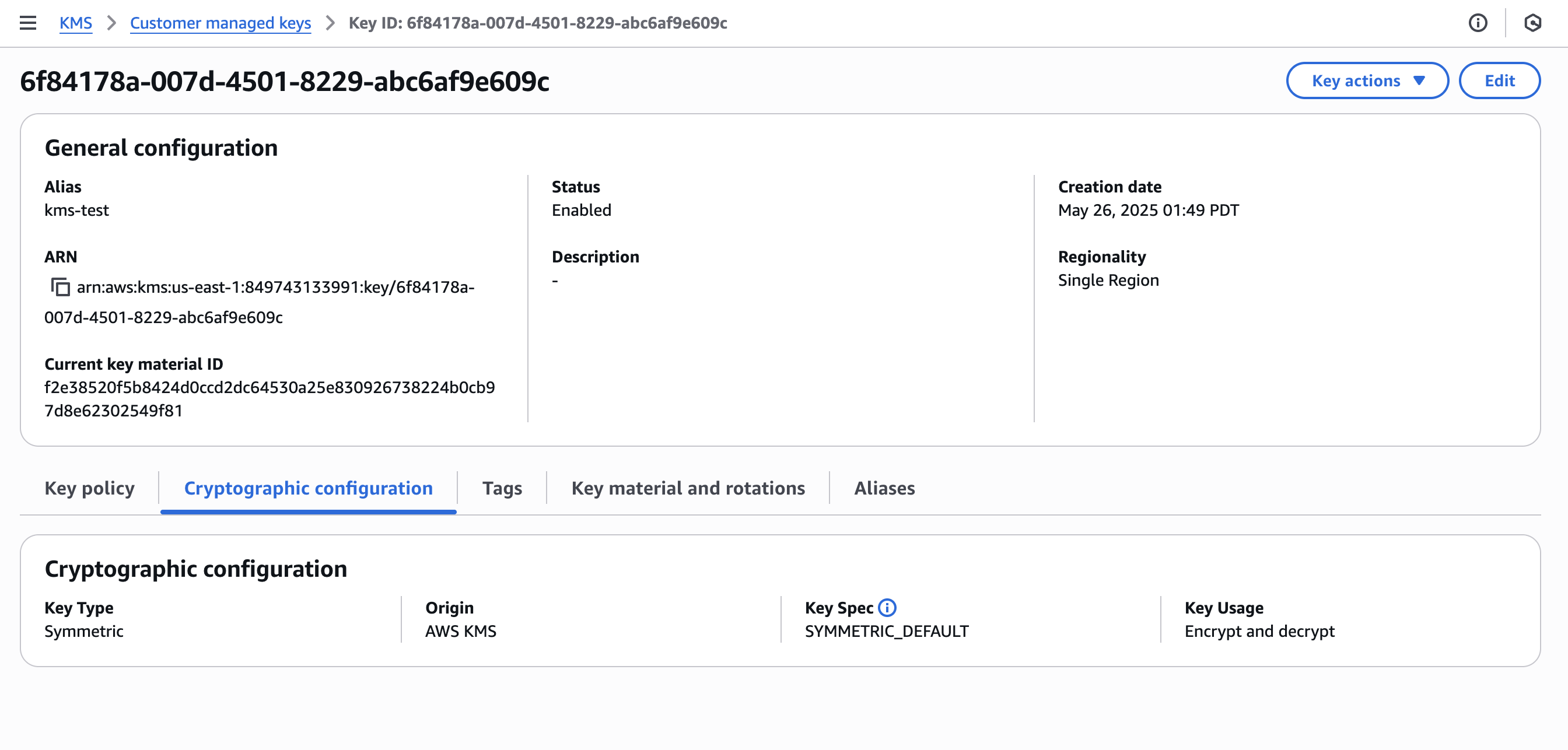 AWS KMSclave administrada por el cliente details showing general and cryptographic configurations.