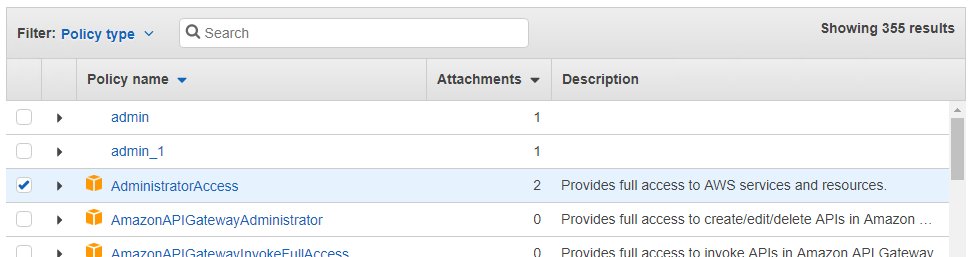 Policy list showing AdministratorAccess with full Servicio de AWS access description.