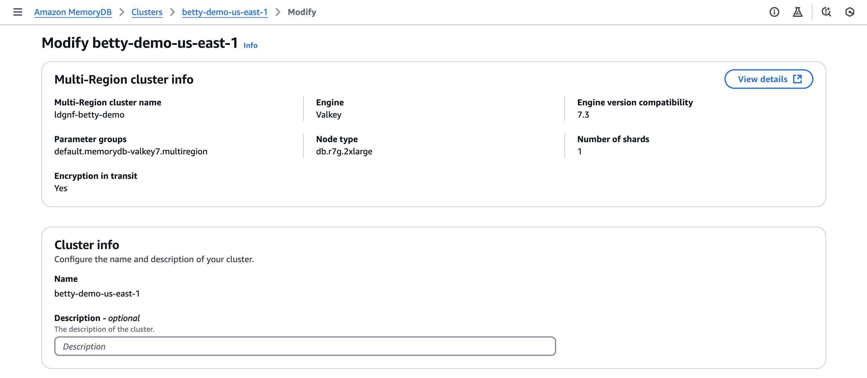 Vista de consola en la que se selecciona un clúster multirregional de destino para modificarlo.