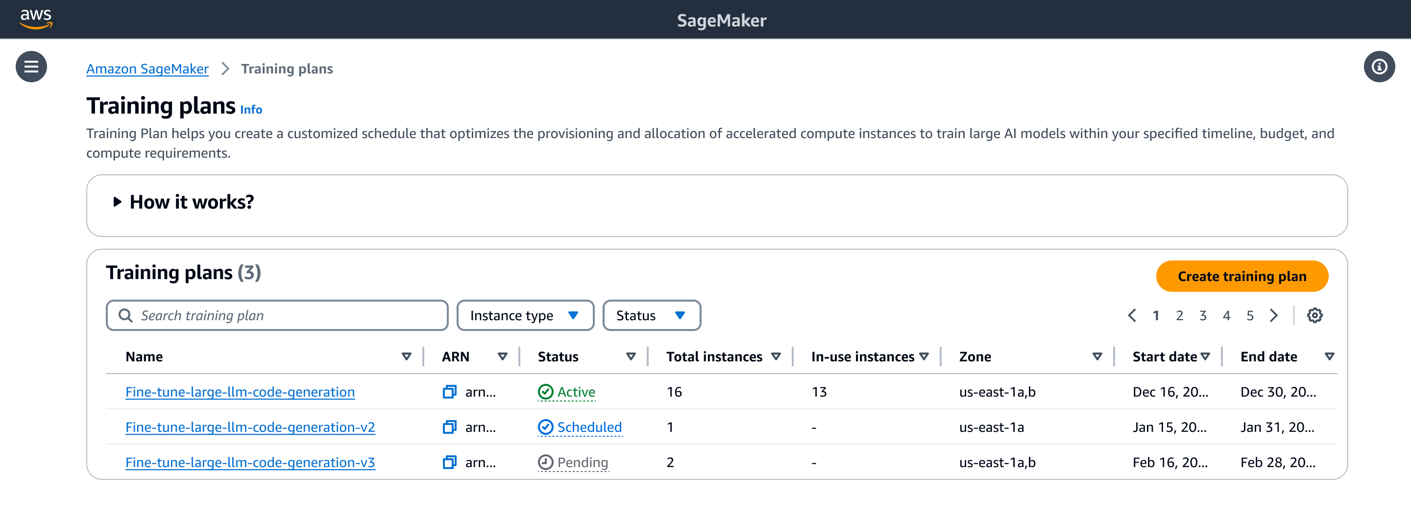 SageMaker La consola de IA muestra la página con la lista de planes de entrenamiento. La página incluye una tabla con los planes de entrenamiento con detalles como el nombre, el estado, el total de instancias, las instancias en uso, la zona, la fecha de inicio y la fecha de finalización. Aparece un botón para crear un nuevo plan de entrenamiento.