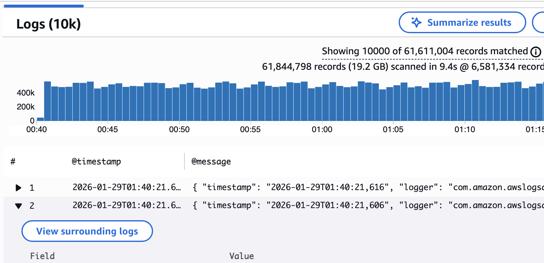 L'option Environding logs sur un enregistrement de résultat de requête dans CloudWatch Logs Insights.