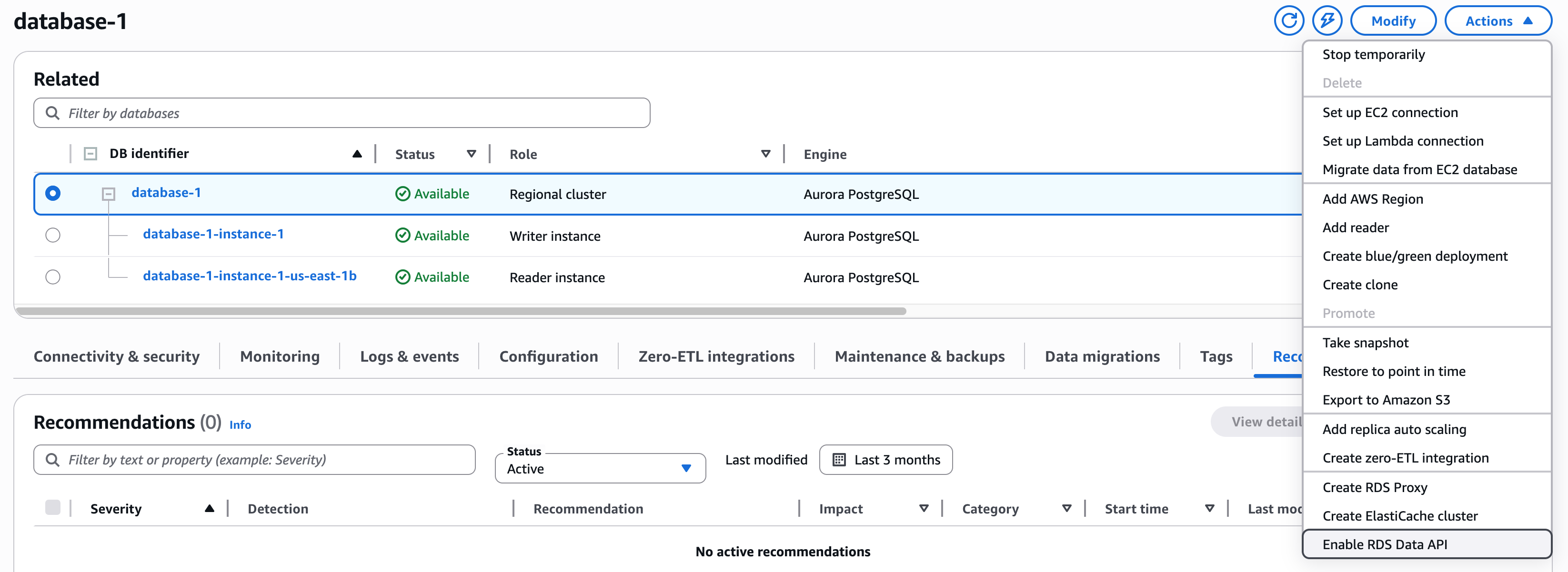 Section API de données RDS sur l’onglet Connectivité et sécurité de la page des détails d’un cluster de bases de données. L’API de données apparaît comme désactivée et le bouton Activer l’API de données RDS est visible.