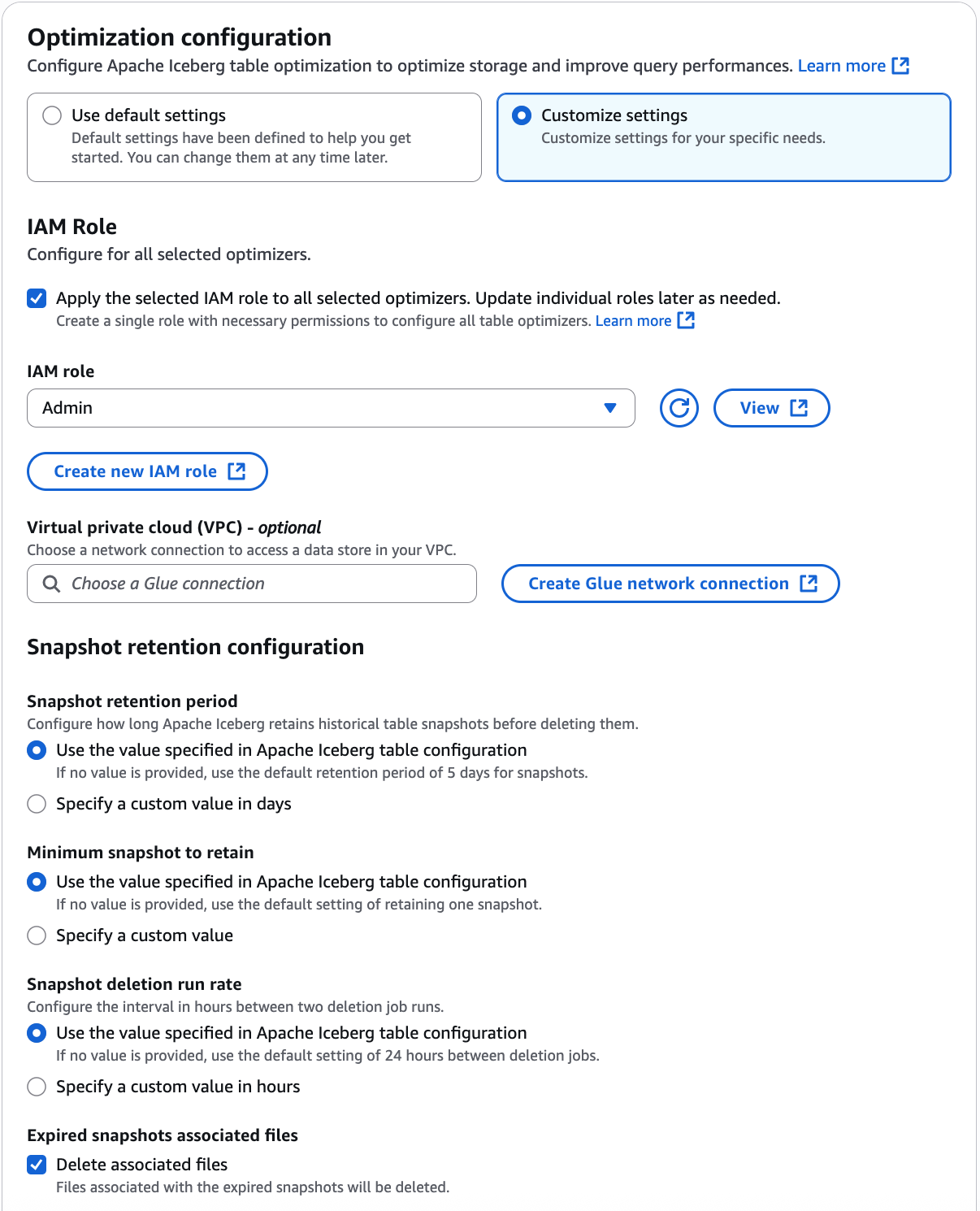 Page de détails de la table Apache Iceberg avec l’option Activer la conservation > Personnaliser les paramètres.
