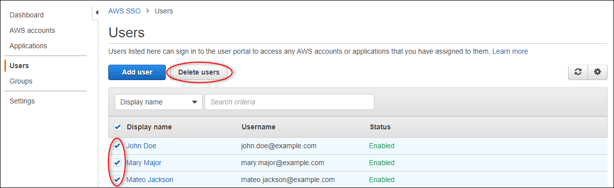 Page « Utilisateurs » du IAM Identity Center avec « Supprimer des utilisateurs » surlignée.