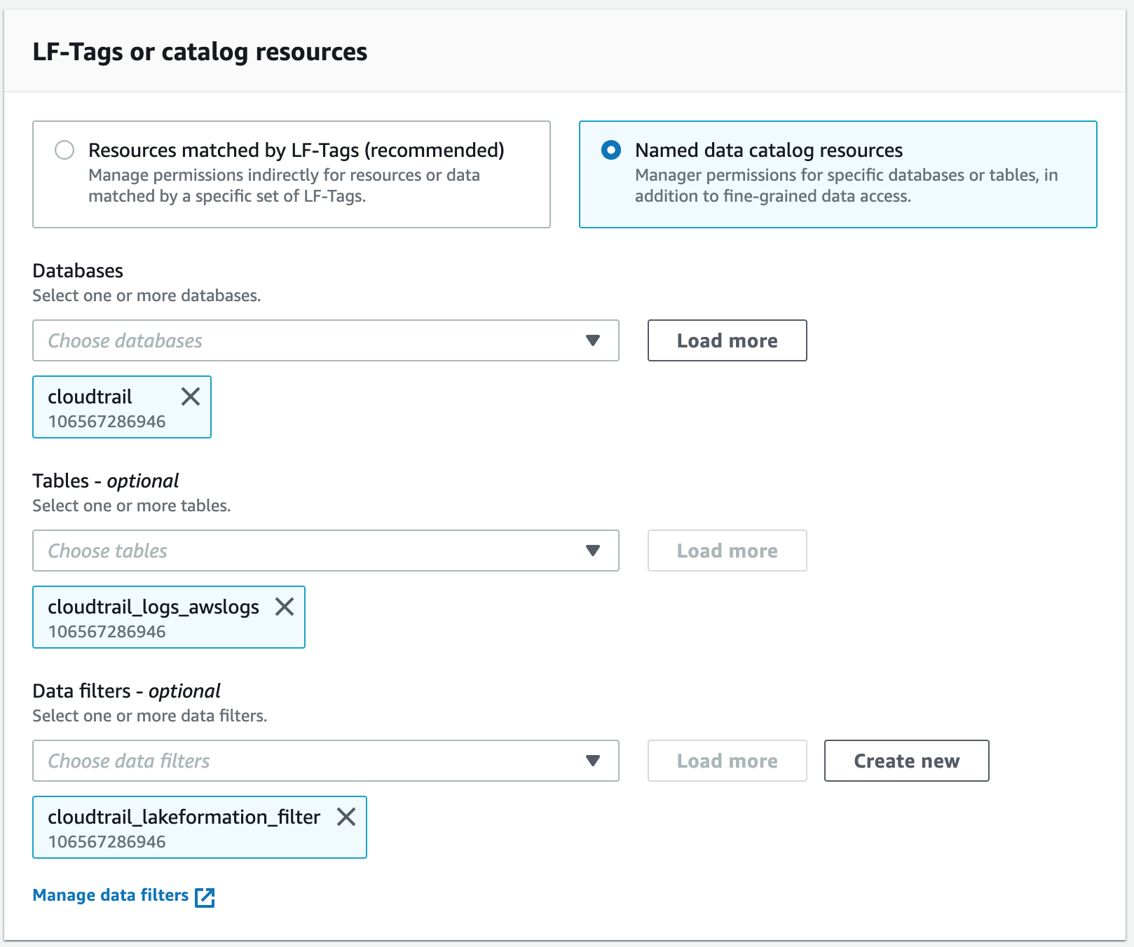L'image est une capture d'écran de la page Autorisations de la console. La section « Balises LF ou ressources de catalogue » s'affiche, avec l'option « Ressources de catalogue de données nommées » sélectionnée. Sous Bases de données, une valeur est fournie :cloudtrail. Pour les tables, une valeur est fournie :cloudtrail-logs-aws_logs. Pour les filtres de données, une valeur est fournie :cloudtrail_lakeformation_filter.