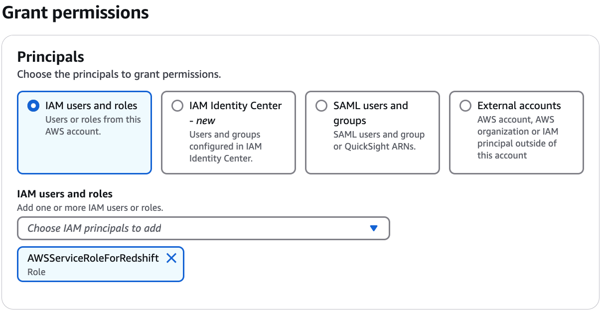 La section Principaux contient quatre vignettes nommées dans le texte suivant. Chaque vignette contient un bouton d'option et du texte. La vignette IAM Identity Center est sélectionnée et la liste déroulante des utilisateurs et des groupes se trouve sous les vignettes.
