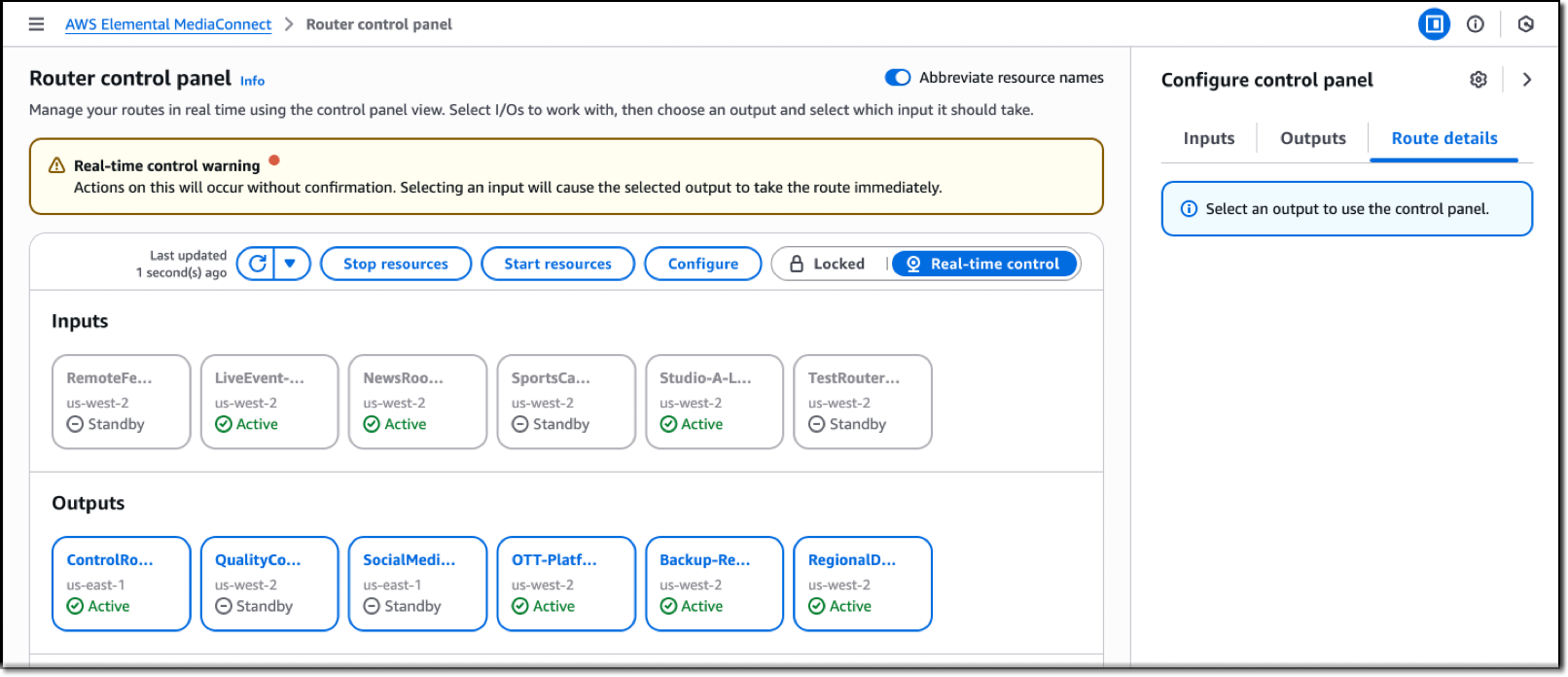 MediaConnect panneau de commande du routeur affichant les tuiles d'entrée et les tuiles de sortie dans les régions us-east-1 et us-west-2. Toutes les vignettes indiquent l' I/O état (« Actif » ou « En veille »).