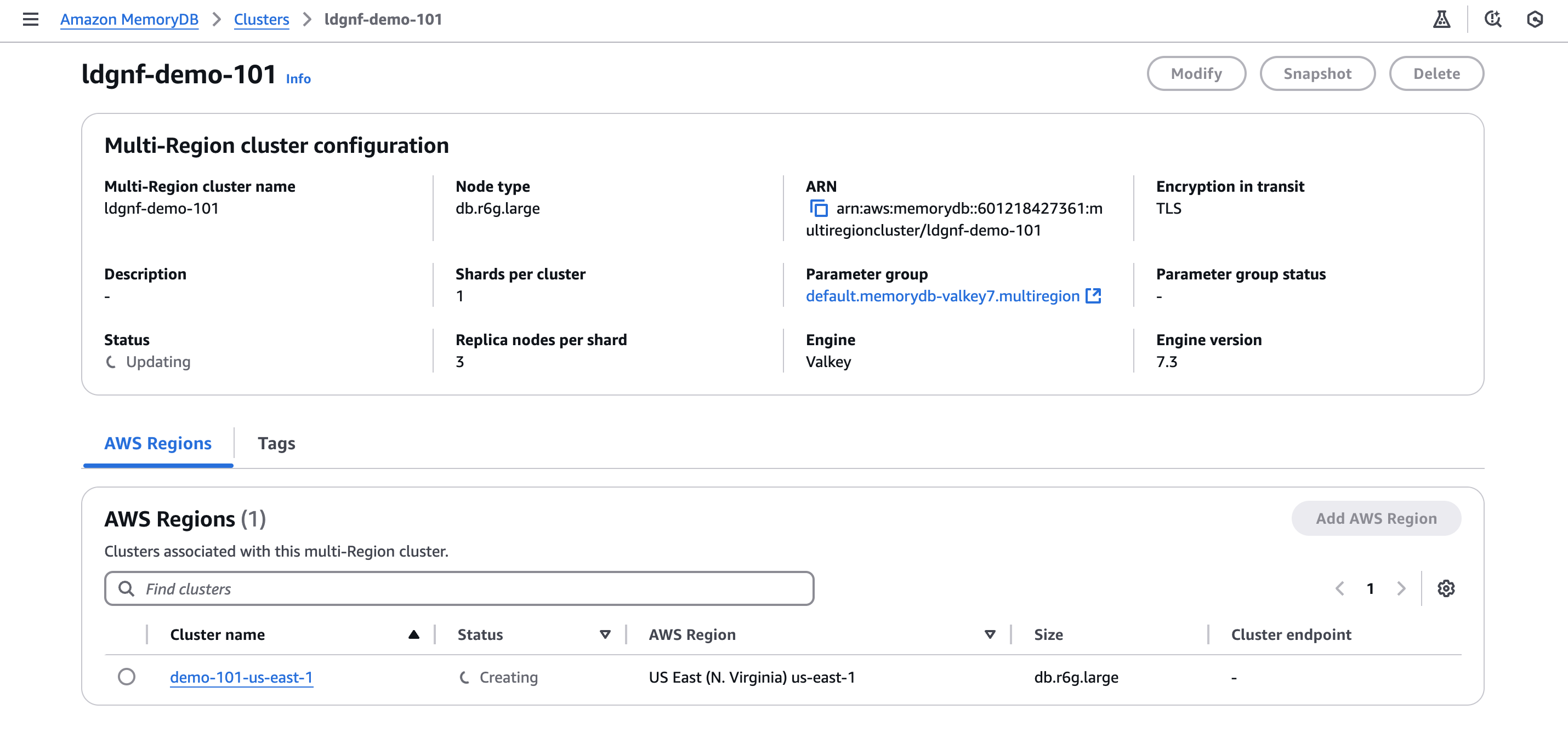 Vue de la console permettant de sélectionner le cluster multirégional à modifier.