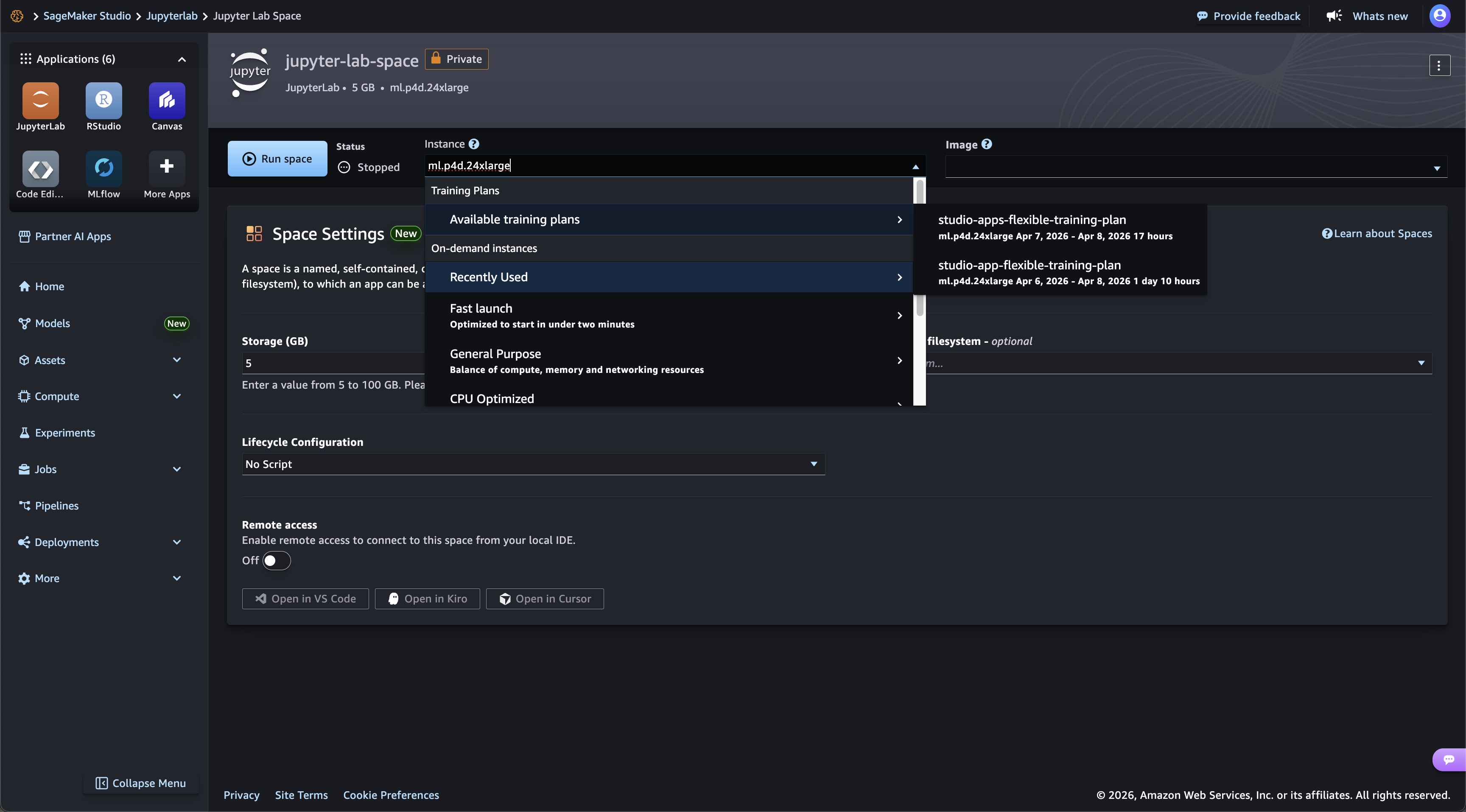 L'interface utilisateur de Studio affiche la liste déroulante des instances avec la section Plans de formation disponibles pour sélectionner un plan de formation lors de la configuration d'un JupyterLab espace.