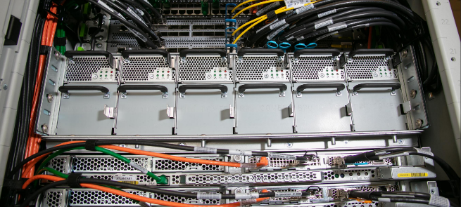 Photographies montrant les AWS Outposts AC-to-DC alimentations électriques et la distribution électrique des barres omnibus