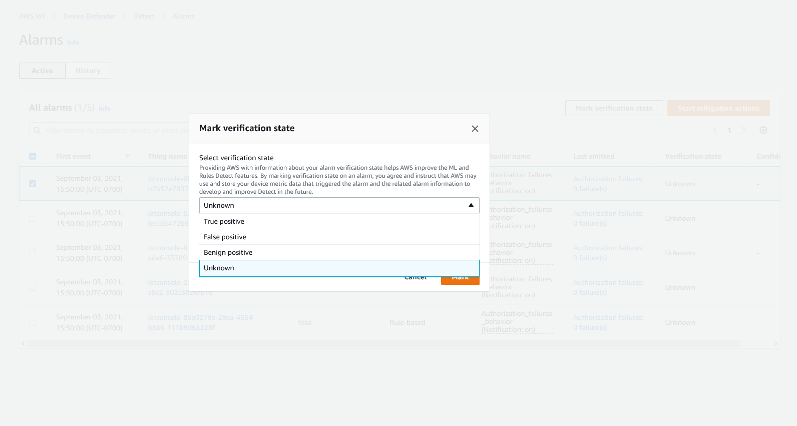 Dialog untuk menandai status verifikasi alarm dengan opsi: Unknown, True positive, False positive, Benign positive.