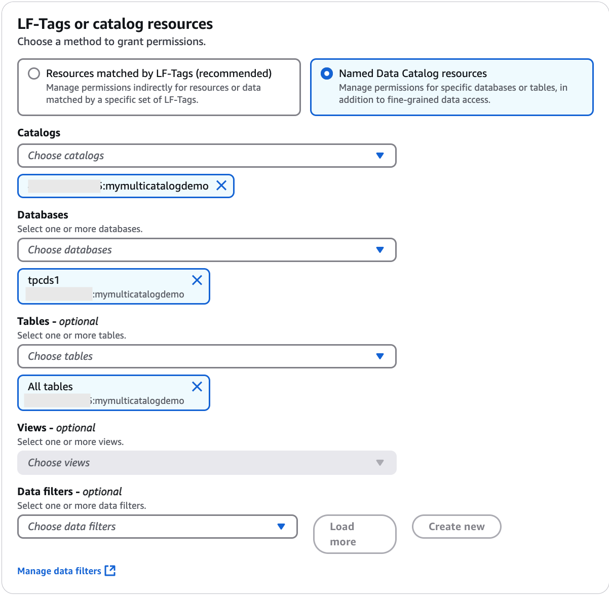 Bagian LF-tag atau sumber daya katalog berisi dua ubin yang disusun secara horizontal, di mana setiap ubin berisi tombol opsi dan teks deskriptif. Pilihannya adalah Sumber daya yang dicocokkan dengan LF-tag, dan sumber daya katalog data bernama. Di bawah ubin adalah dua daftar dropdown: Database dan Tabel. Daftar dropdown Database memiliki ubin di bawahnya yang berisi nama database yang dipilih.