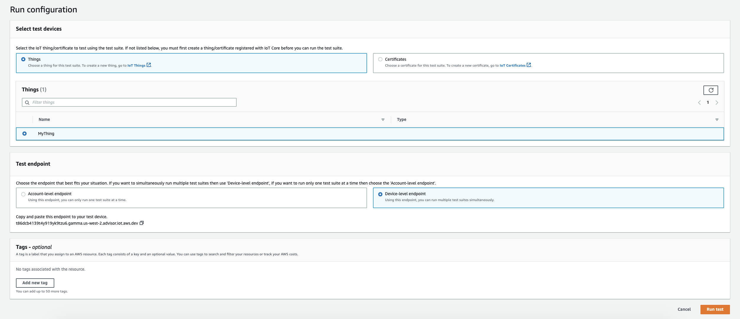 La configurazione per l'esecuzione di una suite di test AWS IoT Core, che consente di selezionare dispositivi di test (oggetti o certificati), scegliere un endpoint di test (a livello di account o dispositivo) e, facoltativamente, aggiungere tag.