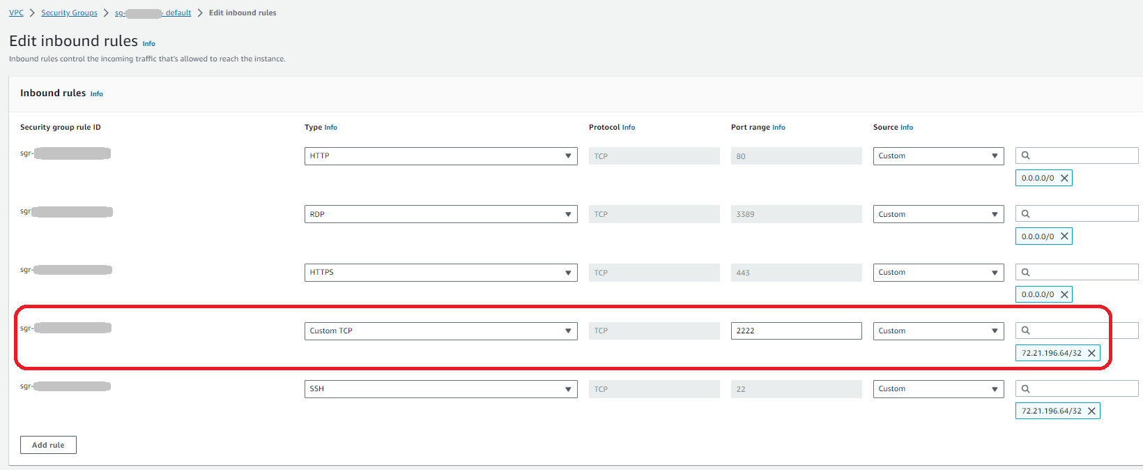Le regole in entrata per un gruppo di sicurezza di esempio, che mostrano una regola per SSH sulla porta 22 e Custom TCP sulla porta 2222.
