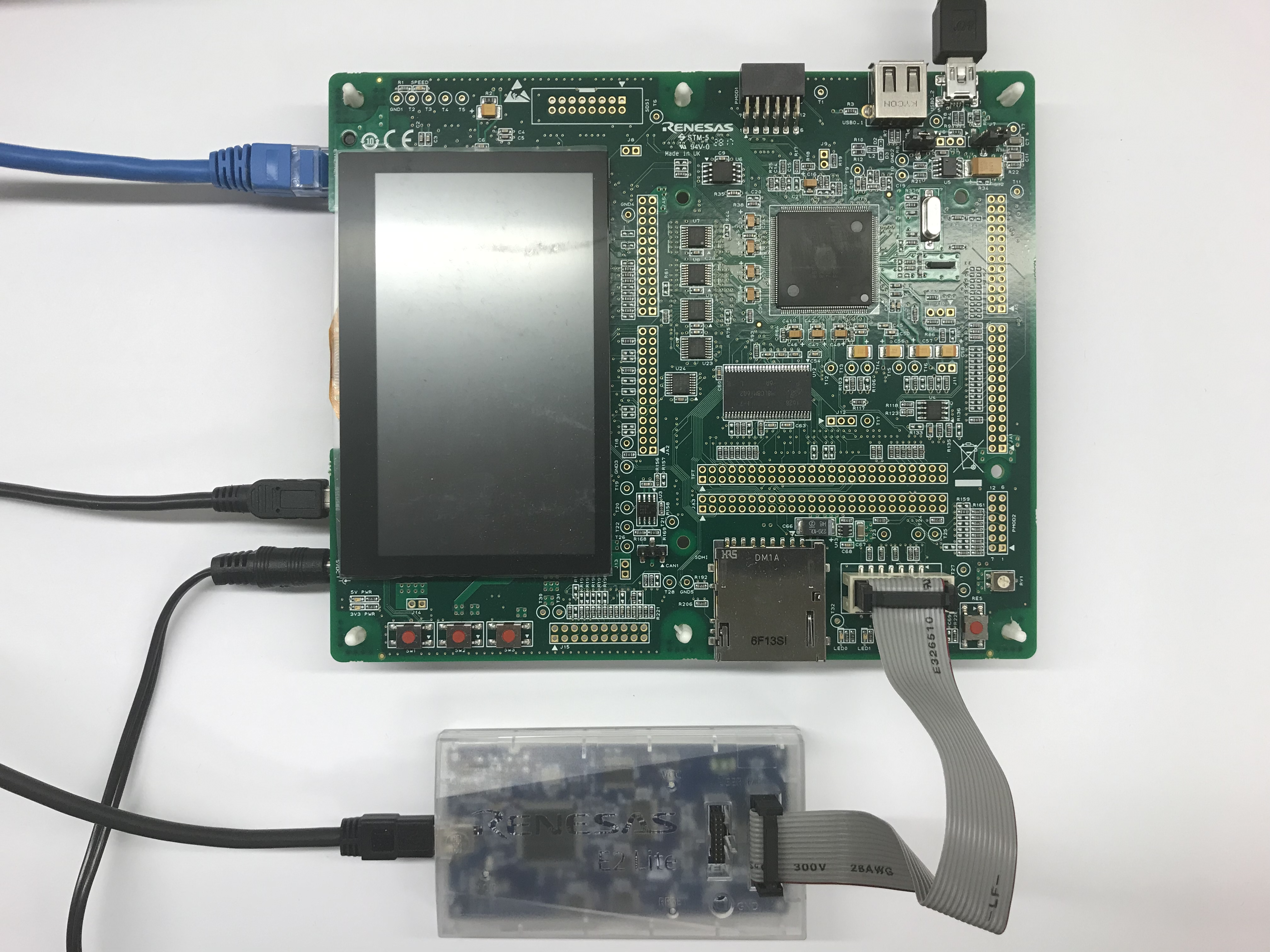 さまざまなインターフェイスと接続され、周辺機器を備えた埋め込みシステムボード。