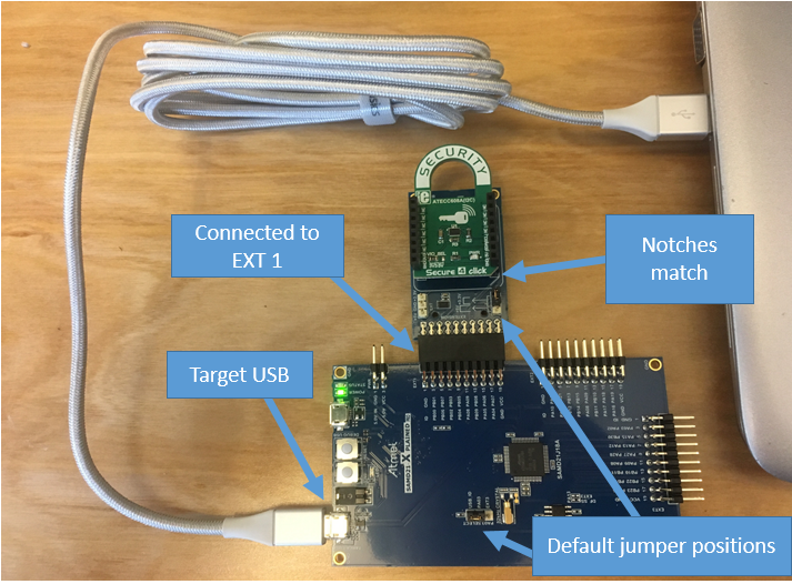 「ターゲット USB」と表示された USB ケーブルが付いたブレッドボードが「EXT 1 に接続」と表示された外部デバイスに接続され、ノッチはデフォルトのジャンパー位置に一致しています。