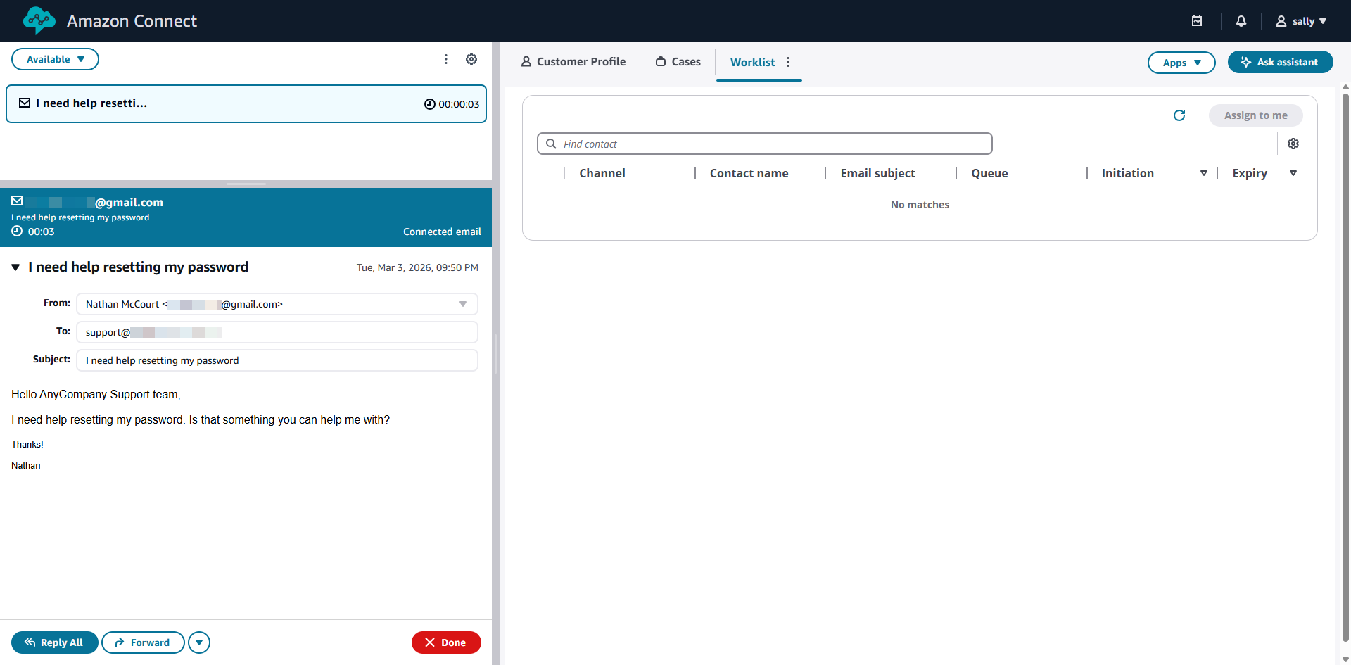 이메일 헤더, 메시지 본문 및 작업 버튼이 있는 수락된 이메일 연락처를 보여주는 CCP입니다.