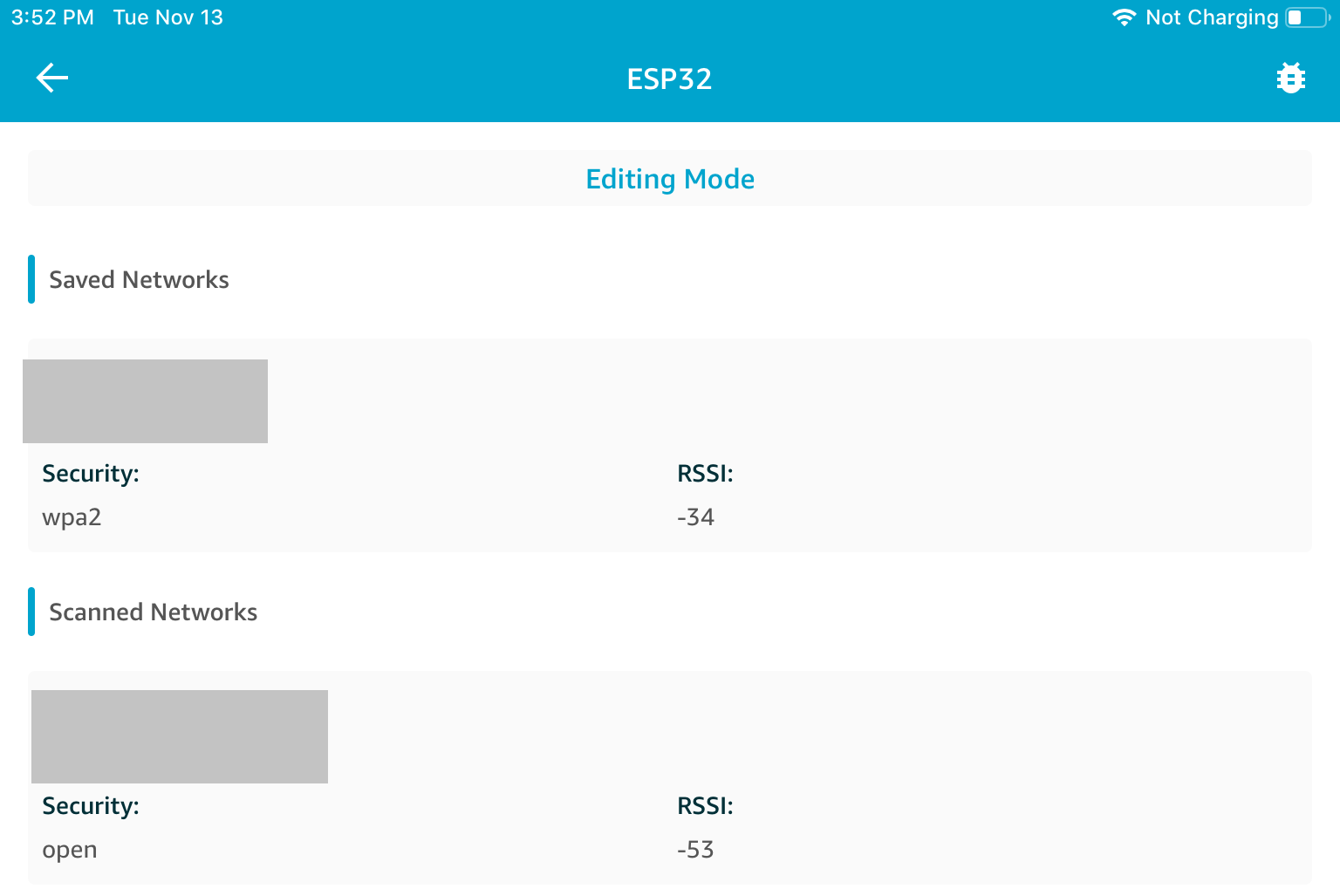 저장되고 스캔된 WiFi 네트워크를 보여주는 네트워크 인터페이스로, 하나는 WPA2로 보호되고 다른 하나는 열린 상태이며 신호 강도 표시기가 있습니다.