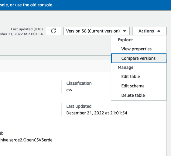 스크린샷은 선택 시 작업 버튼을 보여줍니다. 드롭다운 메뉴에는 버전 비교 옵션이 표시됩니다.