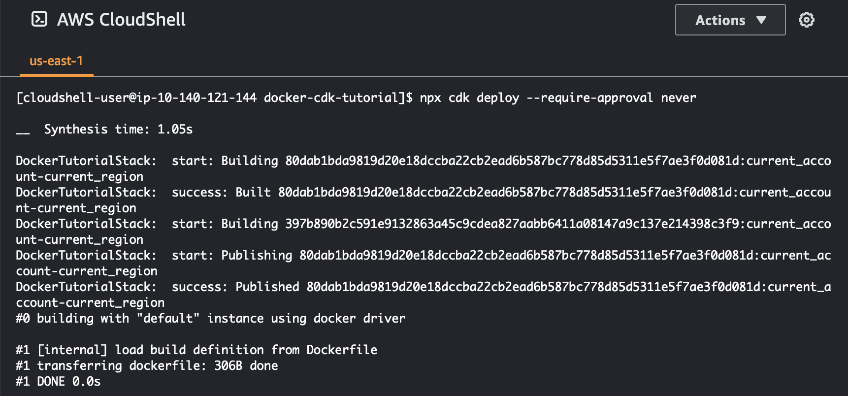 Imagem do comando para usar a AWS CDK CLI para sintetizar o projeto e implantar os recursos.