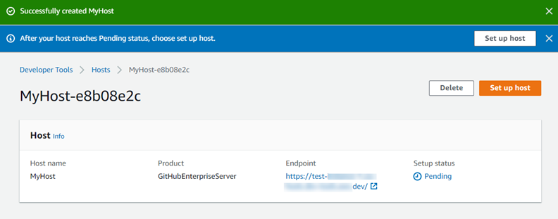 Captura de tela do console mostrando detalhes do host com o host no status Pending (Pendente).