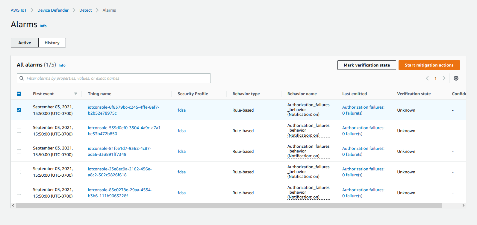 Visualização de alarmes do AWS IoT Device Defender mostrando eventos de comportamento de falha de autorização ativos para coisas do console do IoT, como iotconsole-6f8379bc-c245-4ffe-8ef7-b2b52e78975c com perfil de segurança fdsa.