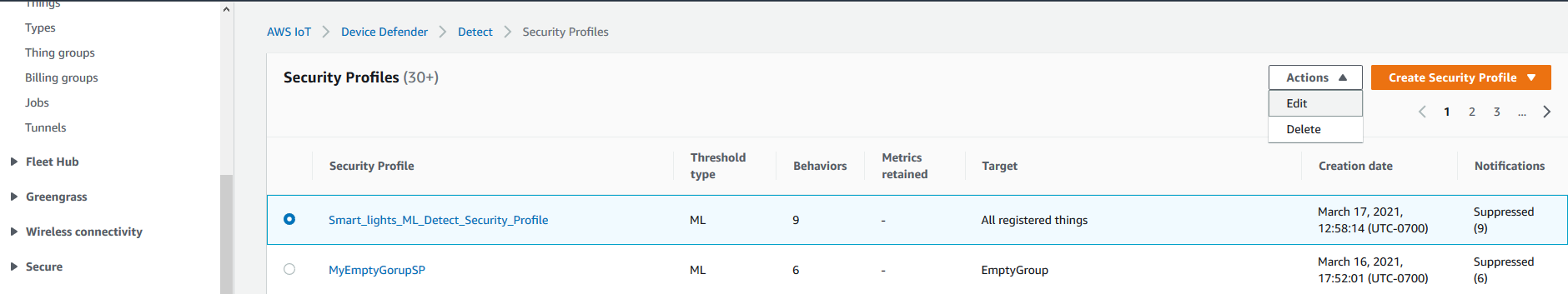 AWS IoT Device Defender 安全配置文件列表显示了配置文件名称、ML 阈值类型、保留的行为、目标事物、创建日期、通知状态