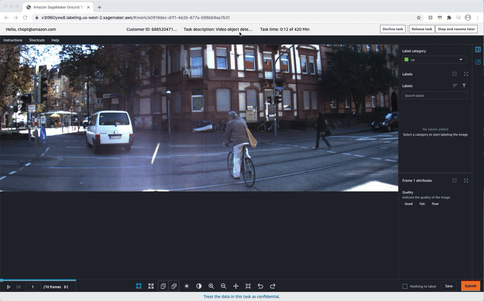 Gif 显示了工作人员如何在下一帧中调整预测框。