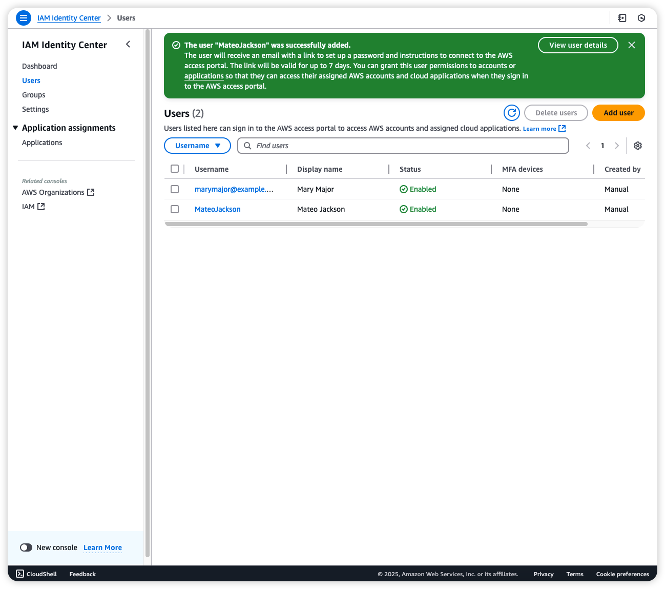 顯示兩個使用者的 IAM Identity Center 頁面。
