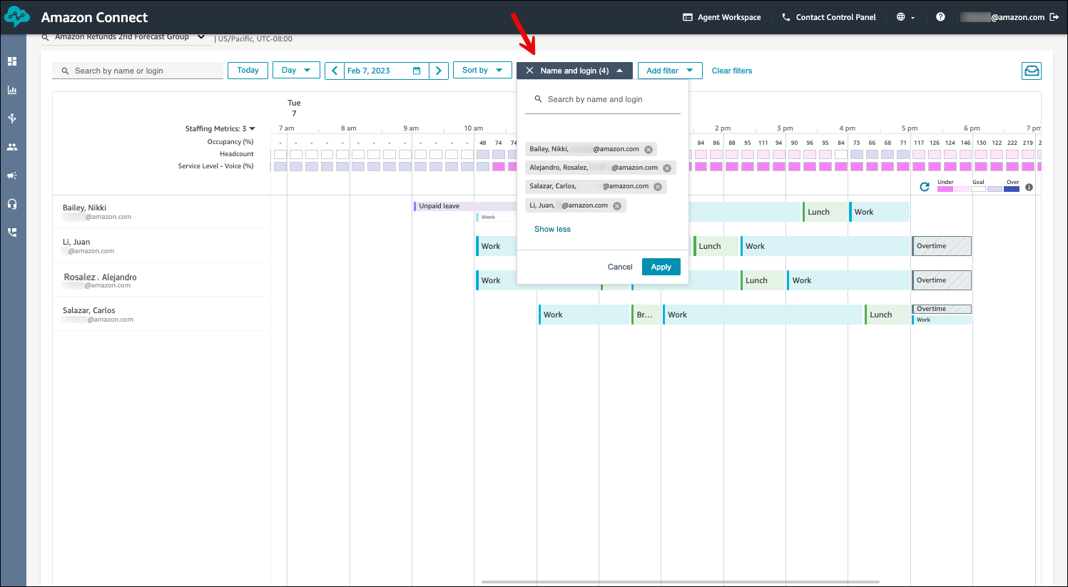 依客服人員名稱套用篩選器的範例。